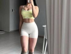 竞猜世界杯 -运动内衣，搭配白色的运动短裤更加抢眼