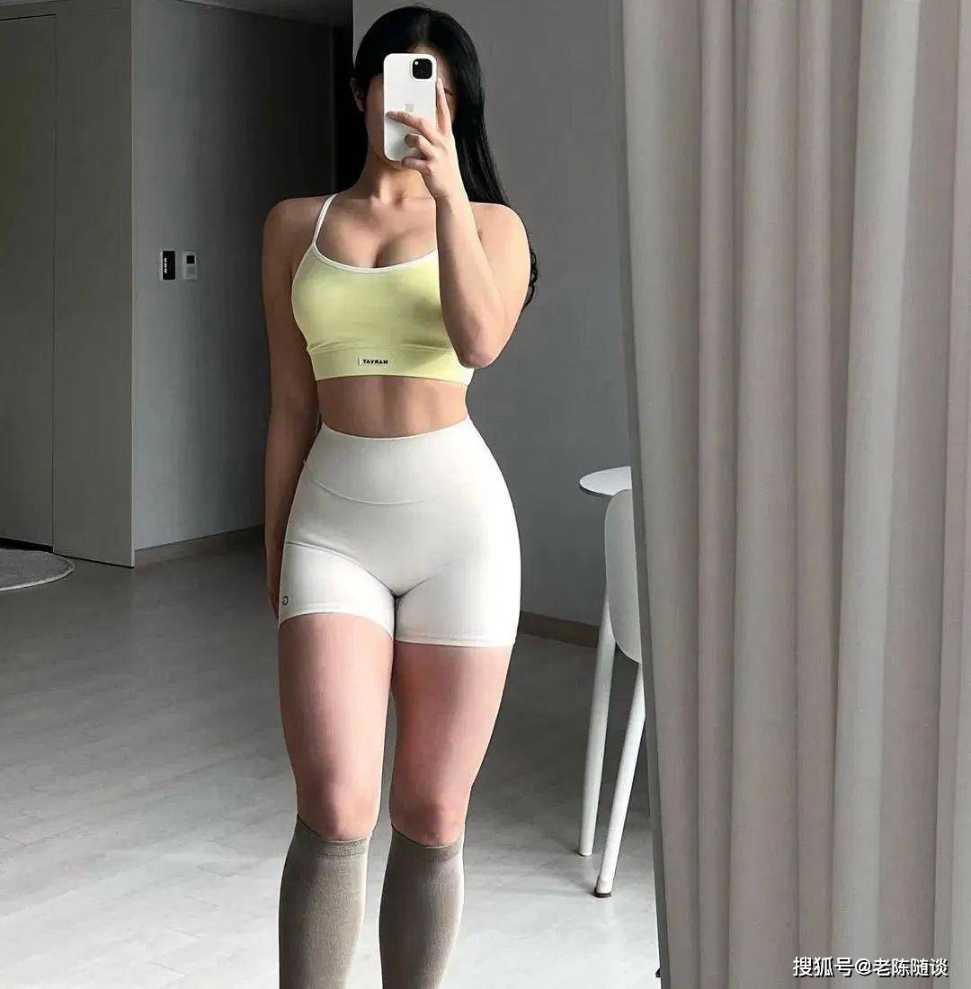竞猜世界杯 -运动内衣，搭配白色的运动短裤更加抢眼