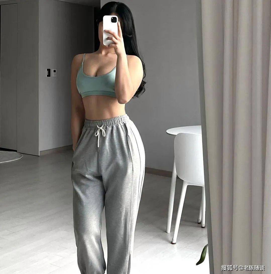 竞猜世界杯 -运动内衣，搭配白色的运动短裤更加抢眼