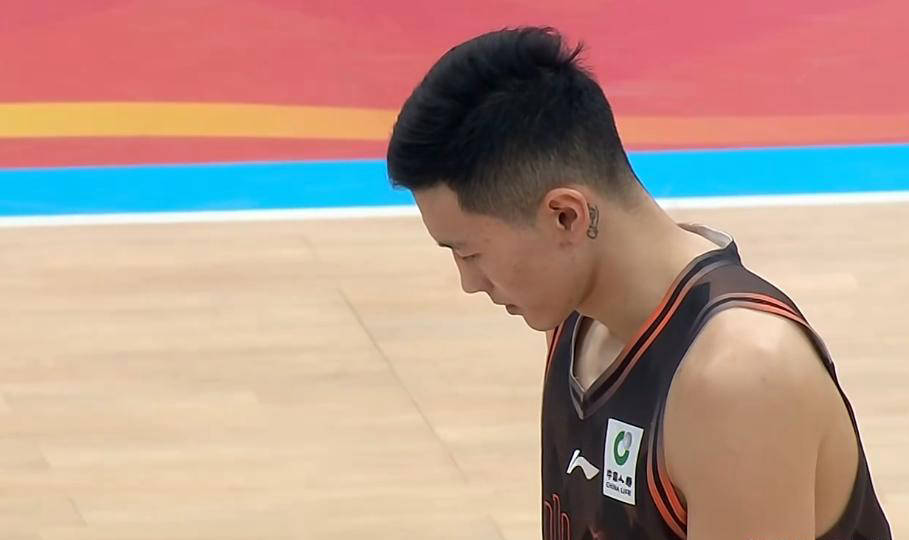 竞彩世界杯 -山东高速男篮高诗巖(yán)致敬詹姆斯，关键时刻(kè)传球失误引发争议