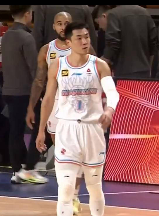竞彩世界杯 -山东高速男篮高诗巖(yán)致敬詹姆斯，关键时刻(kè)传球失误引发争议